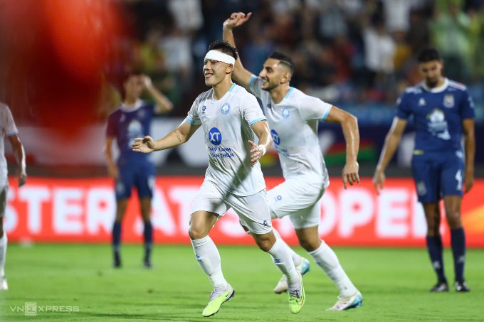 Lâm Ti Phông (áo trắng trái) lập cú đúp giúp Nam Định thắng Svay Rieng 2-1. Ảnh: Hoàng Huynh