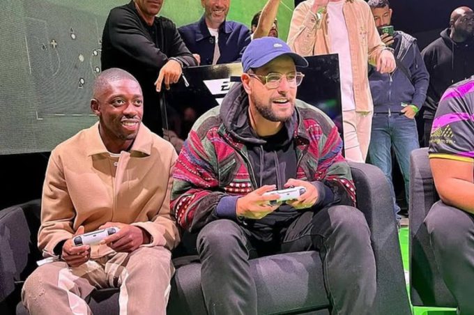 Dembele (trái) trong một sự kiện chơi Play Station. Ảnh: Daily Mail