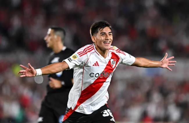 Chelsea va Barca deu muon co Ian Subiabre cua River Plate.