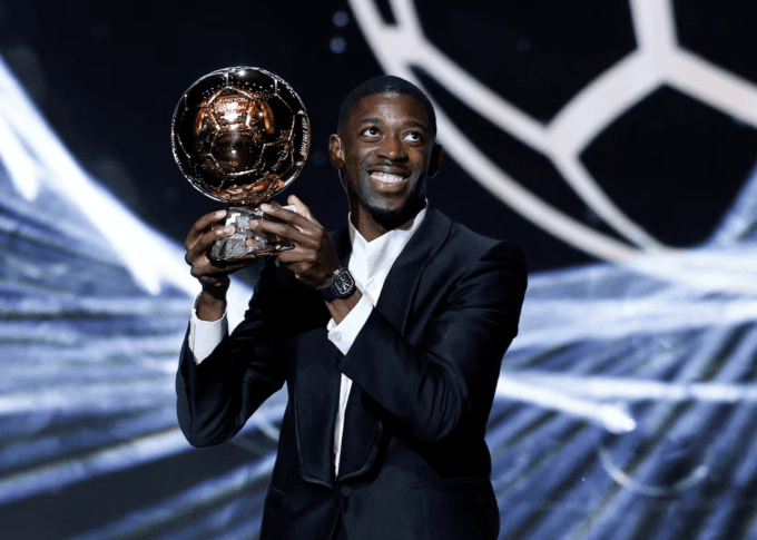 Dembele nâng cao Quả Bóng Vàng 2025 trong lễ trao giải tại nhà hát Chatelet, Paris, Pháp tối 22/9/2025. Ảnh: Reuters