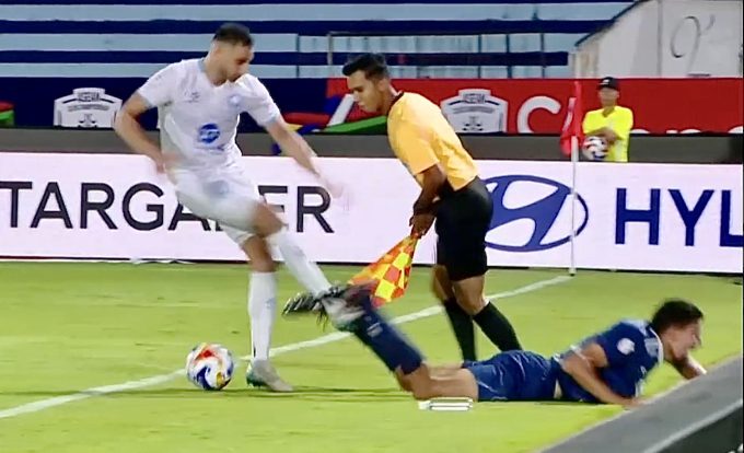 Tiền đạo Nam Định Mahmoud Eid (áo trắng) đá nguội Faris Hammouti, dẫn đến phải nhận thẻ đỏ trực tiếp ở phút 58 trong trận thắng Svay Rieng 2-1 ở bảng B Cup CLB Đông Nam Á 2025-2026, trên sân Thiên Trường, Ninh Bình ngày 25/9/2025. Ảnh: Chụp màn hình