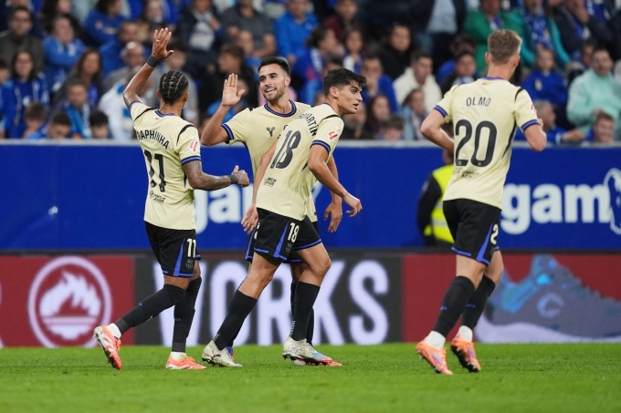 Đồng đội mừng bàn gỡ hòa cùng Garcia (thứ hai từ trái sang), trên sân Carlos Tartiere, Oviedo, Tây Ban Nha hôm 26/9. Ảnh: Reuters