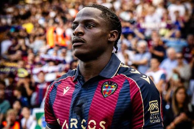 Barca da dua Etta Eyong cua Levante vao tam ngam.