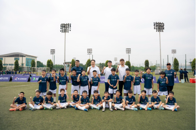 Đại diện chương trình và trẻ nhỏ tại lễ ra mắt dự án. Ảnh: HD Hyundai Electric