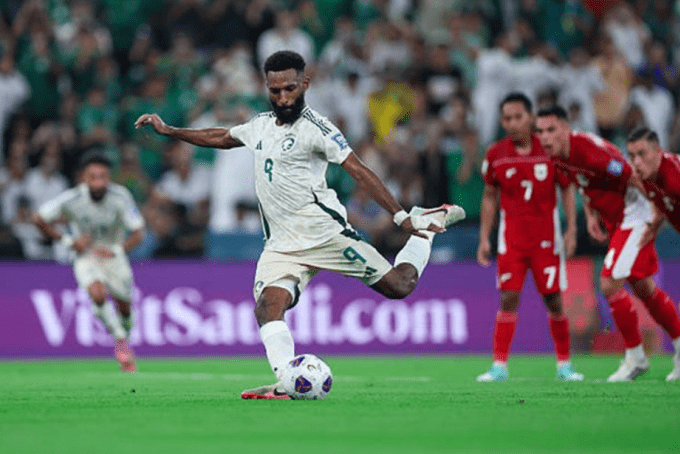 Feras Al-Buraikan ghi bàn phạt đền, nâng tỷ số lên 2-1.