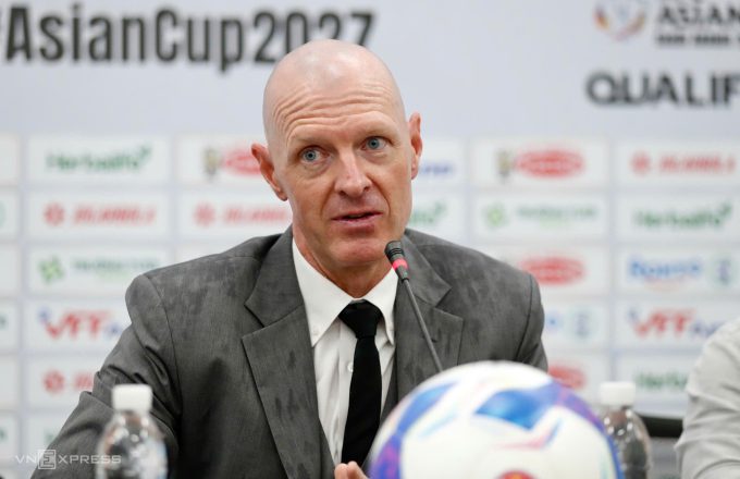 HLV Matthew Ross trong họp báo sau trận Nepal thua Việt Nam 1-3 ở vòng loại cuối Asian Cup 2027, tối 9/10 tại sân Gò Đậu. Ảnh: Đức Đồng