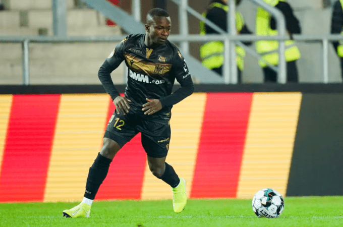 Samuel Asamoah trong màu áo CLB Bỉ Sint Truiden VV ngày 26/9/2020. Ảnh: BSR Agency