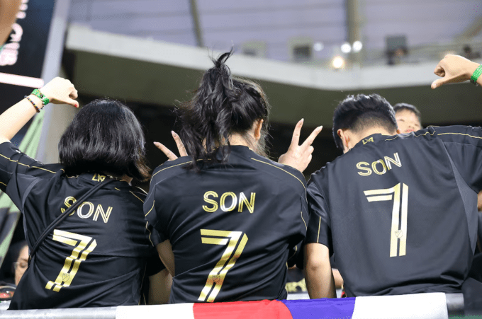 Các CĐV mặc áo in tên Son Heung-Min trong trận Los Angeles gặp San Diego FC trên sân BMO, Los Angeles, California, Mỹ ngày 31/8/2025. Ảnh: Reuters