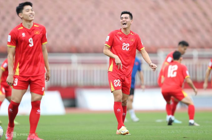 Tiền đạo Nguyễn Tiến Linh tập làm quen sân Thống Nhất, TP HCM chiều 13/10 tại vòng loại cuối Asian Cup 2027. Ảnh: Đức Đồng