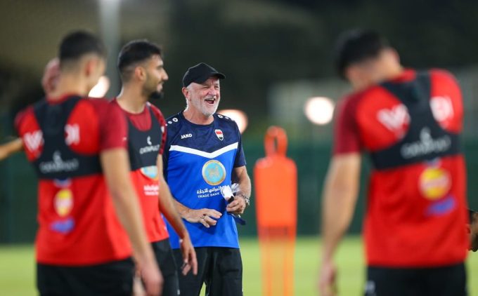 HLV Graham Arnold (giữa) trong buổi tập của đội tuyển Iraq tại Arab Saudi vào tối 9/10. Ảnh: IFA