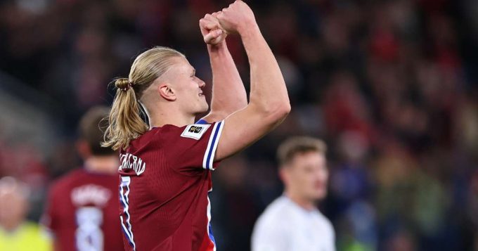 Haaland mừng hat-trick trong trận Na Uy 5-0 Israel ở vòng loại World Cup tối 11/10. Ảnh: AFP