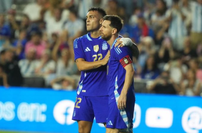 Lautaro Martinez (trái) chia vui cùng Lionel Messi trong trận Argentina thắng Puerto Rico 6-0 tại sân vận động Lockhart, Florida, Mỹ ngày 14/10/2025. Ảnh: AP