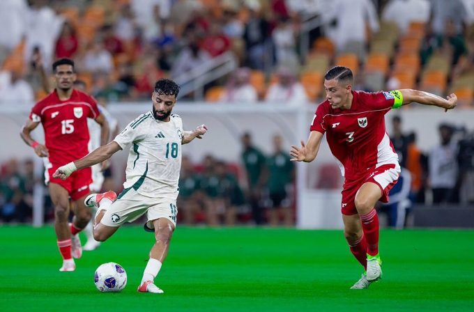 Indonesia (áo đỏ) thua Arab Saudi (áo trắng) 2-3 ở lượt ra quân bảng B vòng loại bốn World Cup 2026 - khu vực châu Á, trên sân King Abdullah, Arab Saudi ngày 9/10/2025. Ảnh: SaudiNT