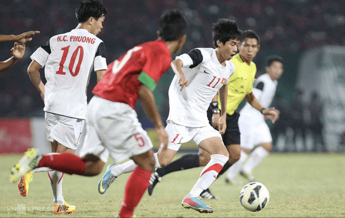 Tiền vệ Phan Thanh Hậu (số 11) trong màu áo U19 Việt Nam, từng được chọn vào danh sách 40 tài năng sinh năm 1997 của báo Anh Guardian vào năm 2014. Ảnh: Đức Đồng