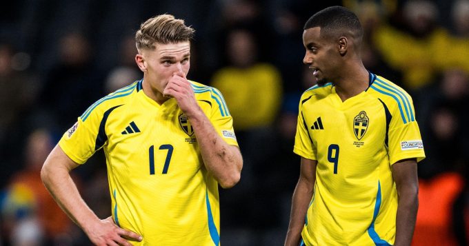 Isak và Gyokeres (trái) thất vọng sau một trận thua của Thụy Điển. Ảnh: Aftonbladet