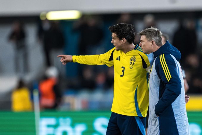 HLV Tomasson trao đổi với đội trưởng Linderlof trong trận Thụy Điển thua Kosovo. Ảnh: Aftonbladet