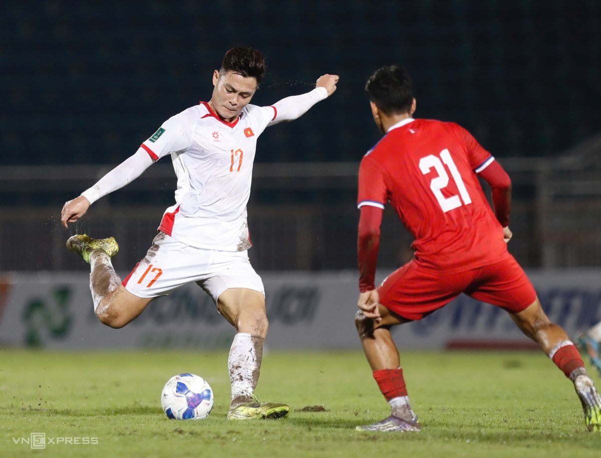 Một cú sút xa của Đức Chiến. Ảnh: Đức Đồng