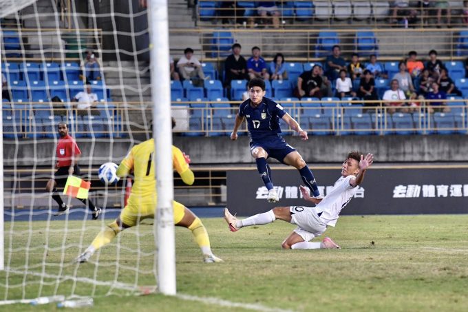 Tiền vệ Thái Lan Seksan Ratree (số 17) ghi bàn ở phút 25. Ảnh: FAT