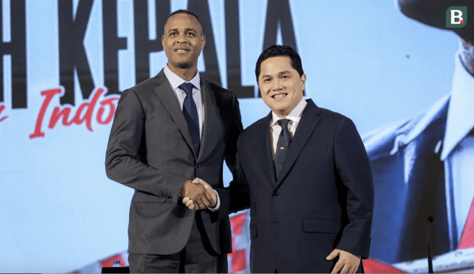 Chủ tịch LĐBĐ Indonesia Erick Thohir (phải) ở lễ nhậm chức của HLV Patrick Kluivert vào tháng 1/2025. Ảnh: Bola