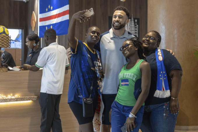 Roberto Carlos Lopes chụp ảnh cùng người hâm mộ tại khách sạn của đội tuyển Cape Verde ở Abidjan, Bờ Biển Ngà ngày 13/1/2024. Ảnh: AP