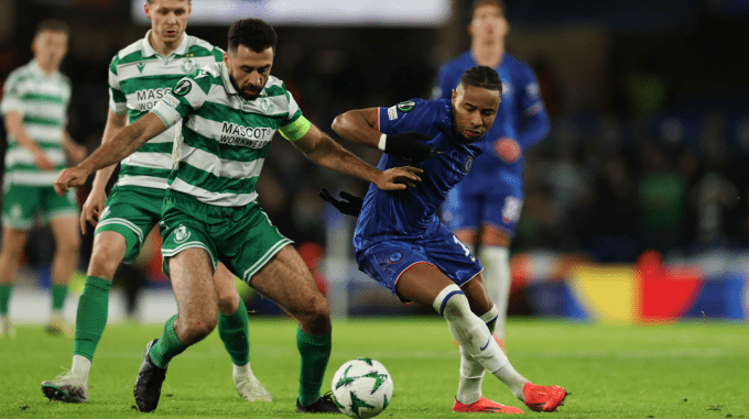 Roberto Carlos Lopes (trái) trong trận Shamrock Rovers gặp Chelsea tại Conference League mùa 2024-2025. Ảnh: Sky Sports