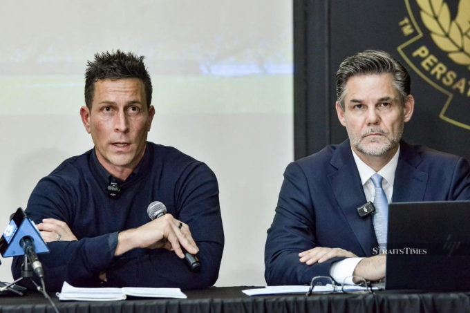 Giám đốc điều hành đội tuyển Malaysia Rob Friend (trái) và luật sư Serge Vittoz (phải) tại họp báo ở trụ sở LĐBĐ Malaysia chiều 17/10/2025. Ảnh: Bernama