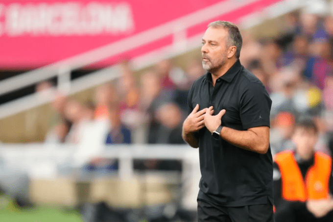 HLV Hansi Flick nhận thẻ đỏ vì phàn nàn cuối trận. Ảnh: NurPhoto