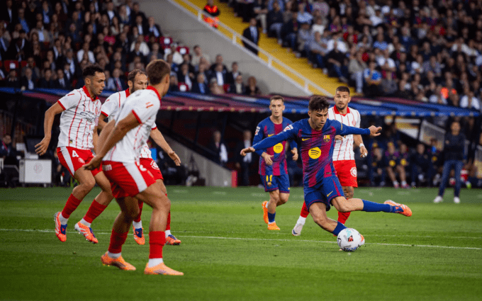 Pedri sút chân trái mở tỷ số. Ảnh: FC Barcelona