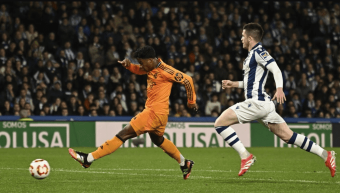 Endrick dứt điểm má ngoài ghi bàn duy nhất trong trận Real thắng Sociedad 1-0 ở bán kết lượt đi Cup Nhà Vua ngày 26/2/2025. Ảnh: AFP