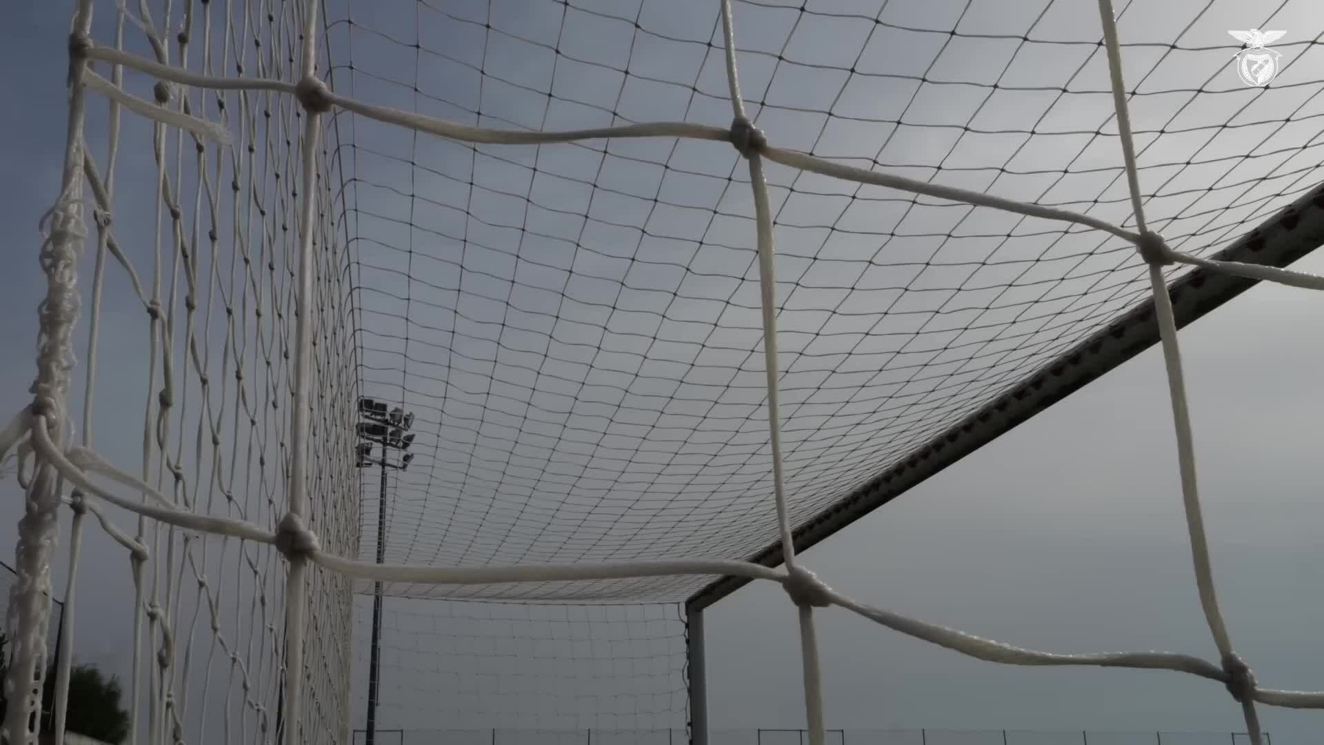 Mourinho chỉ đạo buổi tập của Benfica