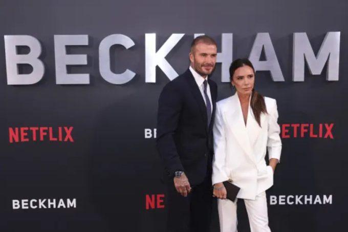 David Beckham và vợ Victoria Beckham tạo dáng trong buổi ra mắt phim tài liệu của họ tại London. Ảnh: LaPresse