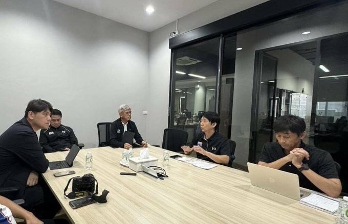 HLV Masatada Ishii (phải) họp với Ủy ban kỹ thuật LĐBĐ Thái Lan tại trụ sở ở Bangkok vào ngày 21/10/2025. Ảnh: FAT