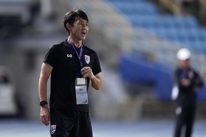 HLV Masatada Ishii chỉ đạo trong trận Thái Lan thắng Đài Loan 6-1 ở lượt bốn bảng D vòng loại cuối Asian Cup 2027, trên sân Taipei Municipal, Đài Loan ngày 14/10/2025. Ảnh: FAT