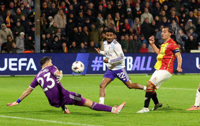 Mats Deijl (phải) sút chéo góc ấn định chiến thắng. Ảnh: Reuters