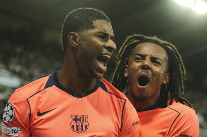 Marcus Rashford (trái) mừng bàn với Jules Kounde trong trận Barca thắng Newcastle 2-1 ở Champions League ngày 18/9/2025. Ảnh: AP