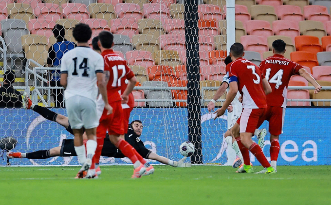 Indonesia (áo đỏ) thua Iraq 0-1 ở lượt hai bảng B vòng loại bốn, khu vực châu Á, World Cup 2026, trên sân King Abdullah, thành phố Jeddah, Arab Saudi tối 11/10/2025. Ảnh: Reuters