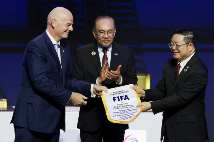 Chủ tịch FIFA Gianni Infantino (trái) cầm Biên bản Ghi nhớ với Tổng Thư ký ASEAN Kao Kim Hourn (phải) trước sự chứng kiến của Thủ tướng Malaysia Anwar Ibrahim (giữa) tại Hội nghị Cấp cao ASEAN lần thứ 47 ở thành phố Kuala Lumpur, Malaysia ngày 26/10/2025. Ảnh: Reuters