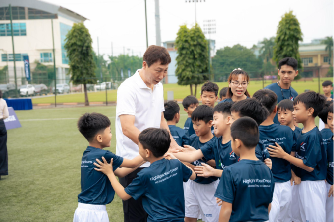 HLV Kim Sang-sik giao lưu cùng trẻ nhỏ tại sự kiện. Ảnh: HD Hyundai Electric