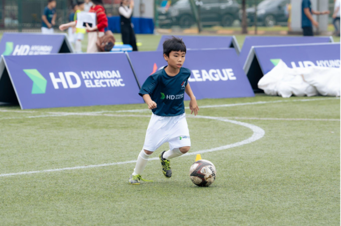 Trẻ tham gia chương trình có cơ hội sang Hàn Quốc trải nghiệm môi trường ở các CLB lớn. Ảnh: HD Hyundai Electric