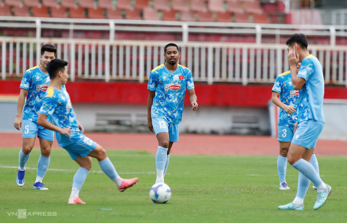 Quang Vinh (giữa) trong buổi tập cùng tuyển Việt Nam trên sân Thống Nhất chiều 11/10. Ảnh: Đức Đồng