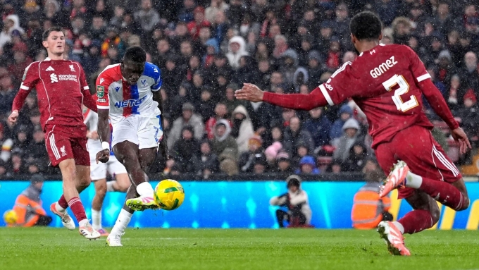 Sarr (trắng) lập cú đúp giúp Crystal Palace dẫn Liverpool 2-0 sau hiệp đầu, trên sân Anfield, Liverpool, Merseyside, Anh hôm 29/10. Ảnh: Reuters