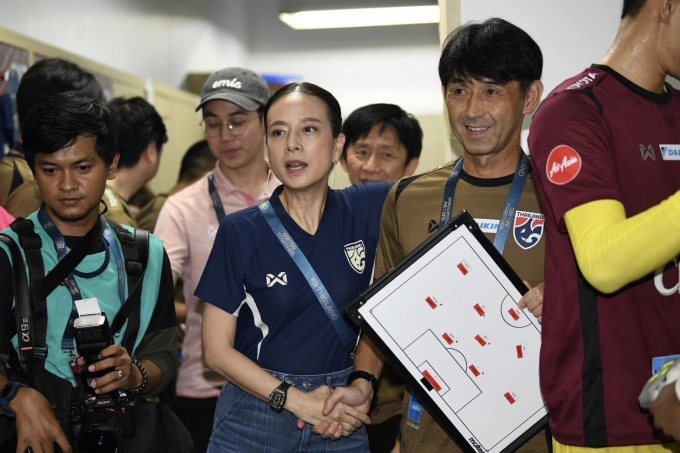 Chủ tịch LĐBĐ Thái Lan Madam Pang (áo xanh giữa) bắt tay HLV Masatada Ishii ở ASEAN Cup 2024. Ảnh: FAT