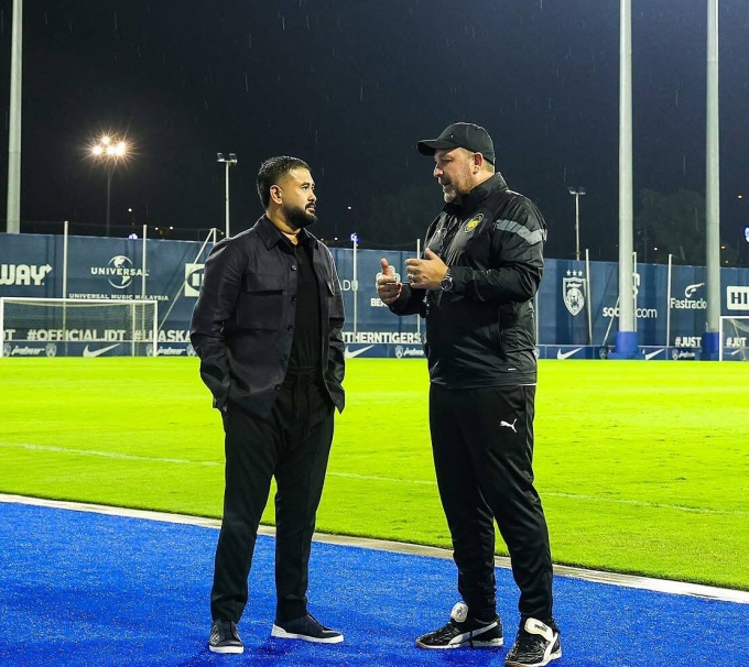 Nhiếp chính vương Johor Tunku Ismail (trái) trao đổi với HLV Peter Cklamovski trước buổi tập của đội tuyển Malaysia ở Johor vào ngày 20/3/2025. Ảnh: FAM