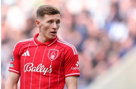 Chelsea va Man City dai chien gianh Elliot Anderson.