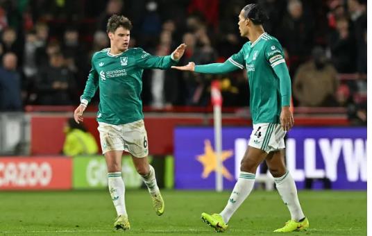 Milos Kerkez va Van Dijk bi chi trich sau tran thua Brentford.