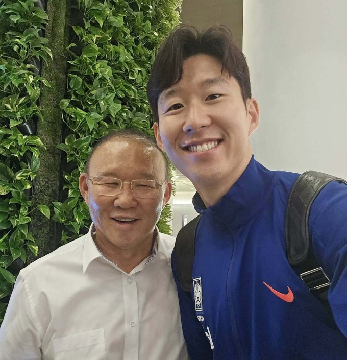 HLV Park Hang-seo (trái) selfie cùng Son Heung-min sau khi Hàn Quốc thắng Iraq 2-0 ở lượt chín bảng B vòng loại ba World Cup 2026 - khu vực châu Á, trên sân Basra, Iraq ngày 5/6/2025. Ảnh: Facebook/Park Hang-seo