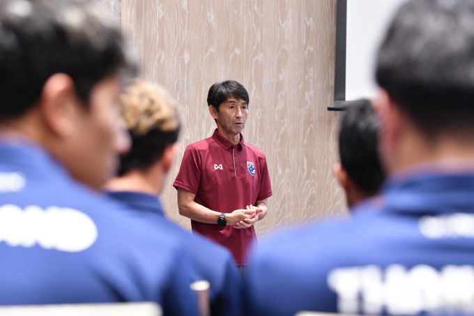 HLV Masatada Ishii họp chiến thuật với đội tuyển Thái Lan trước vòng loại cuối Asian Cup 2027 vào đầu tháng 10/2025. Ảnh: FAT