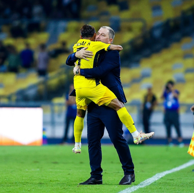 HLV Peter Cklamovski ôm Faisal Halim, sau khi tiền đạo này gỡ hòa 1-1 cho Malaysia trong trận thắng Lào 5-1. Ảnh: FAM