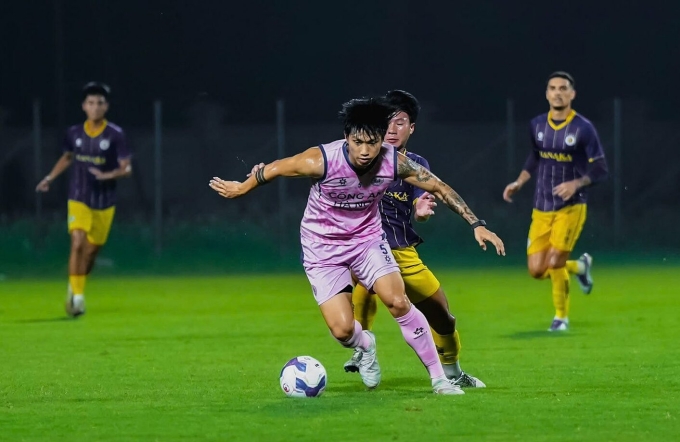 Đoàn Văn Hậu (áo hồng) thi đấu trong trận đấu tập Công an Hà Nội thua Hà Nội FC 1-6 trên sân PVF, Hưng Yên ngày 11/10/2025. Ảnh: Công an Hà Nội FC