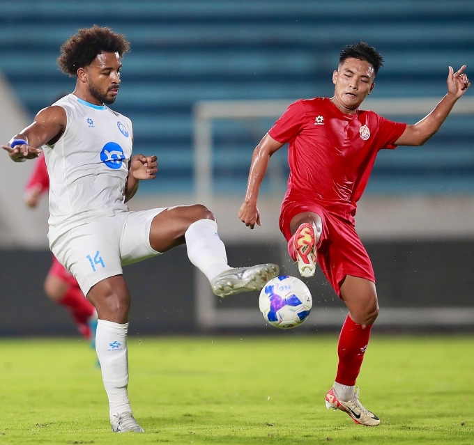 Nguyễn Xuân Son (trái) thi đấu trong trận đấu tập Nam Định thắng Trẻ PVF-CAND 1-0 trên sân Thiên Trường, Ninh Bình ngày 11/10/2025. Ảnh: Nam Định FC